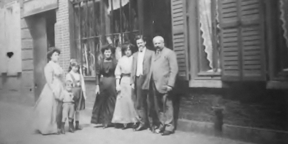 La famille Desmazières devant sa graineterie